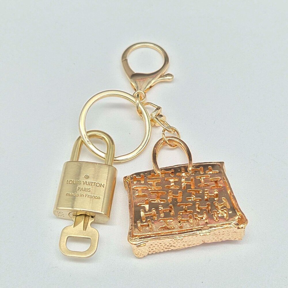 Authentic Louis Vuitton Gold Padlock & Key 🔒 LV Bag Charm Unbranded Keychain - Picture 3 of 10
